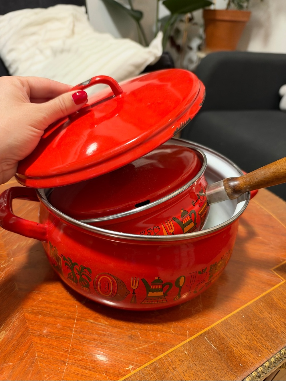 Red Enamel Stovetop Saucepan with Lid - Classic Kitchen Pot
